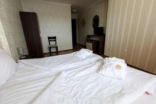 Отель Hotel Nikol Долна-Баня Двухместный номер «Комфорт» с 1 кроватью и ванной-1